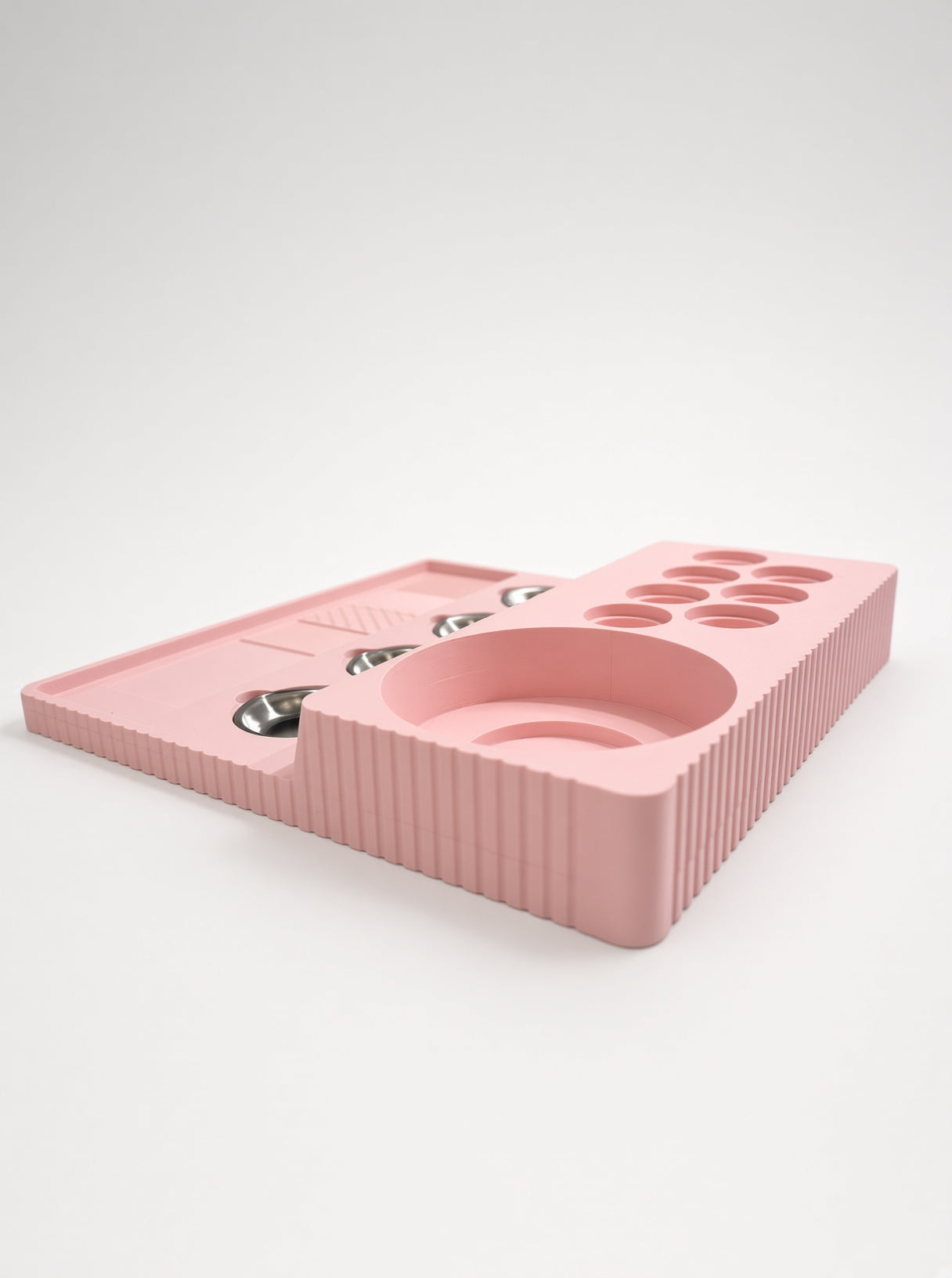 Painting Tray Pro XL steel mixing dishes and brush texture zones detail